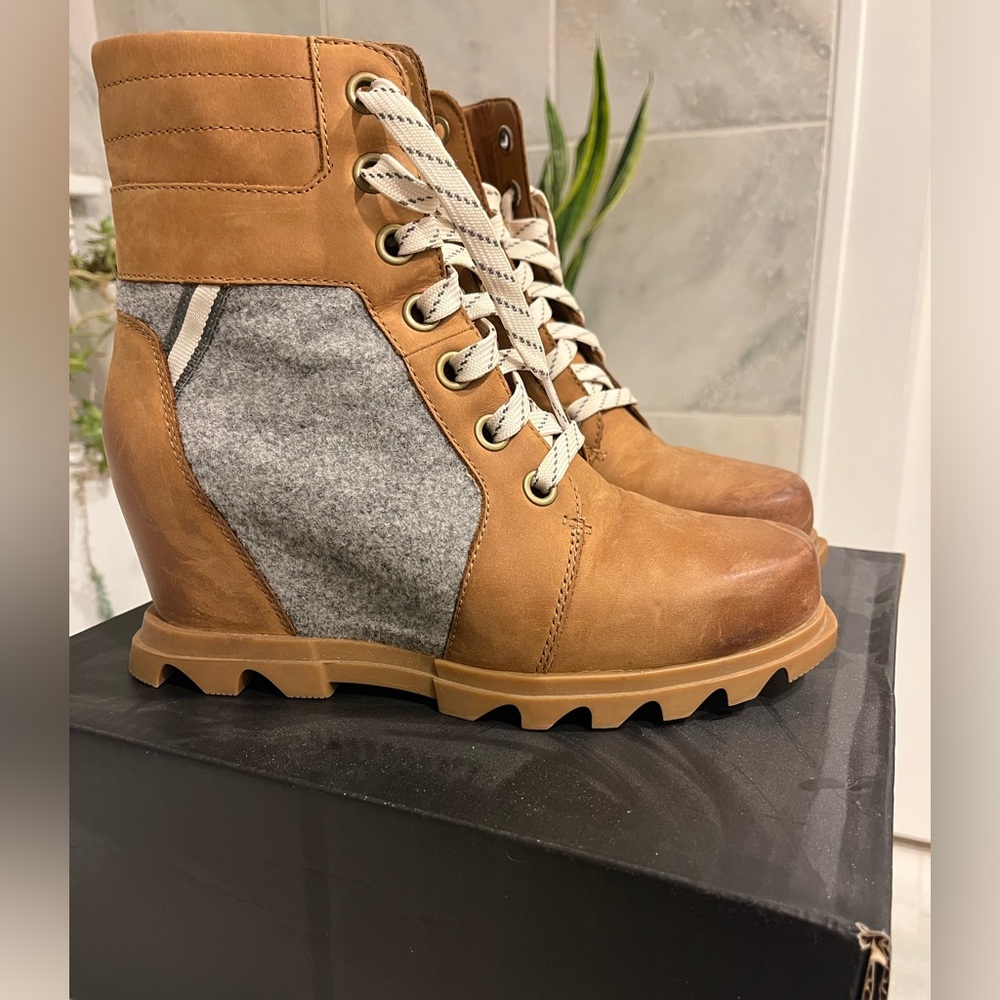 Sorel Joan of Arctic Wedge III Lexie Lace up Boot Size 9